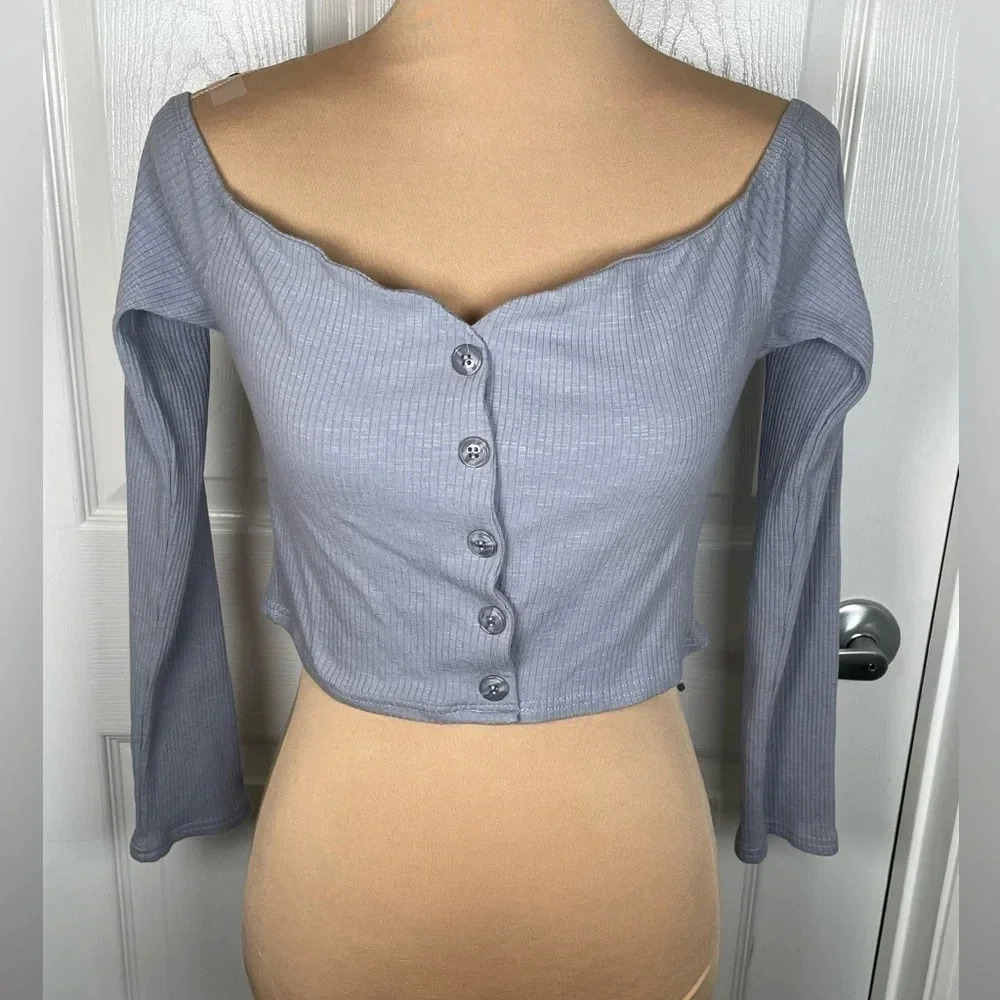 Superdown Button Up Crop Top In A Bluish/Gray Col… - image 4